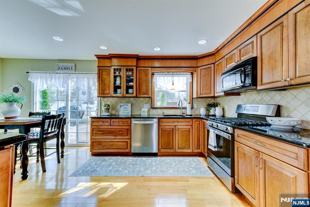 8 Loretta Lane Oak Ridge, NJ 07438 - Photo 9 of 28