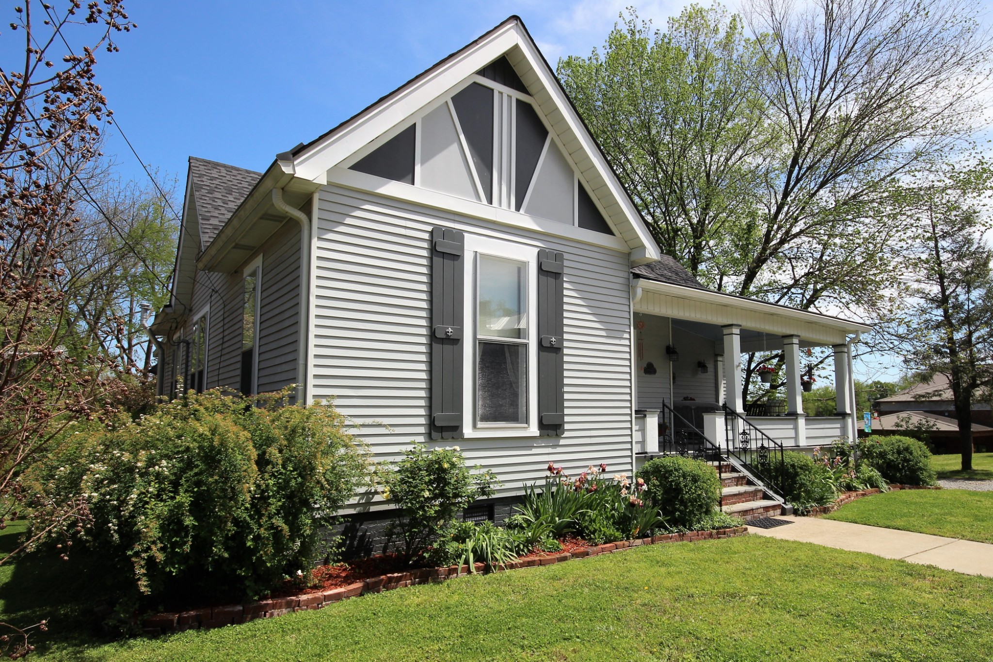 312 North Main Street Springfield, TN 37172 - Photo 4 of 47 a house view with a garden space