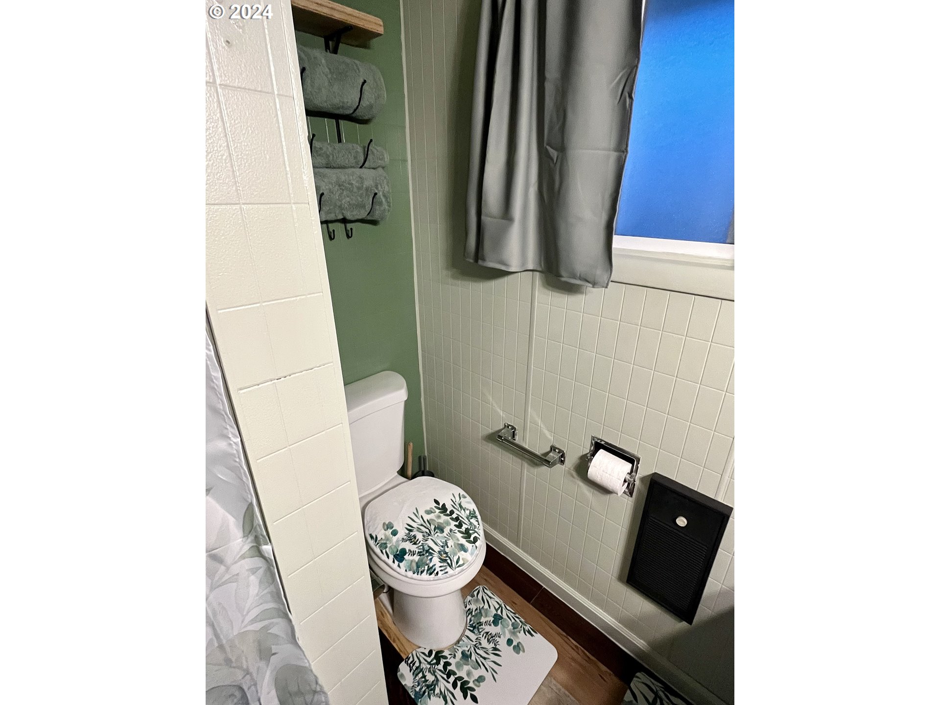 2064 Birch Avenue Reedsport, OR 97467 - Photo 16 of 18 Bathroom