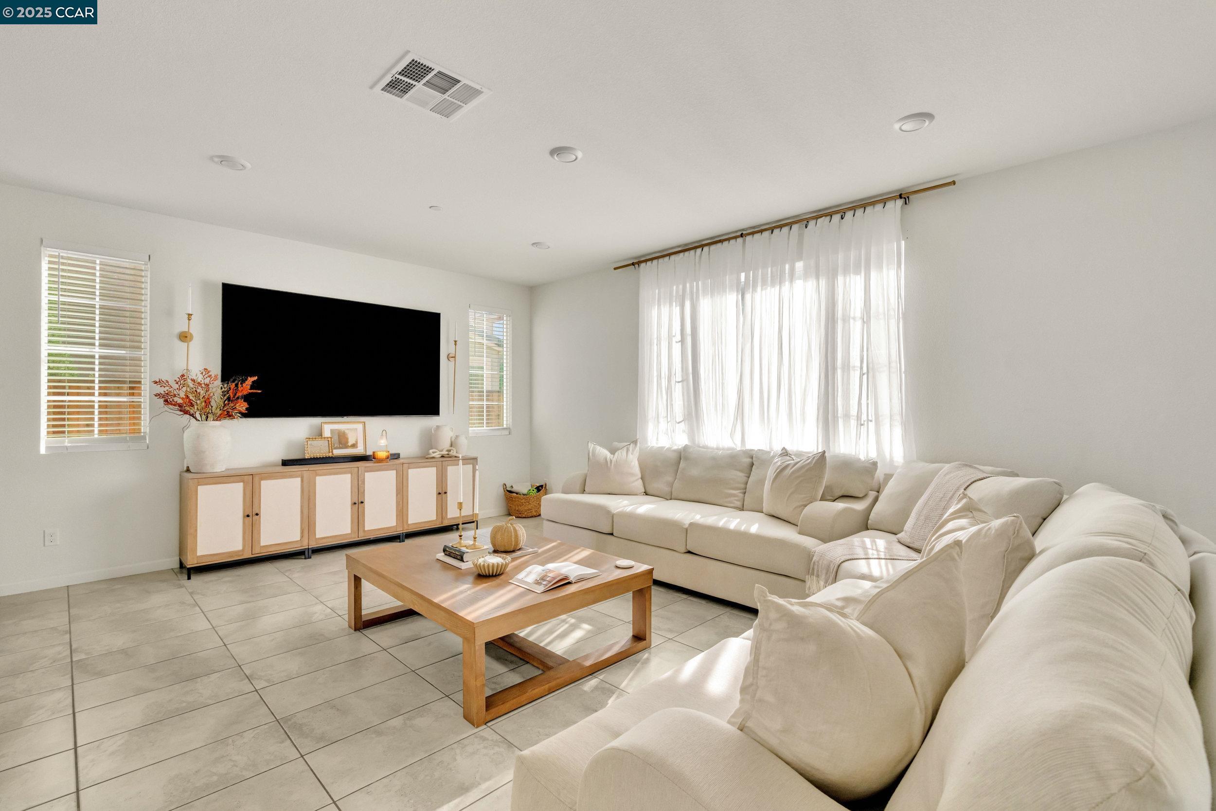 5487 Alvar Loop Antioch, CA 94531 - Photo 4 of 23