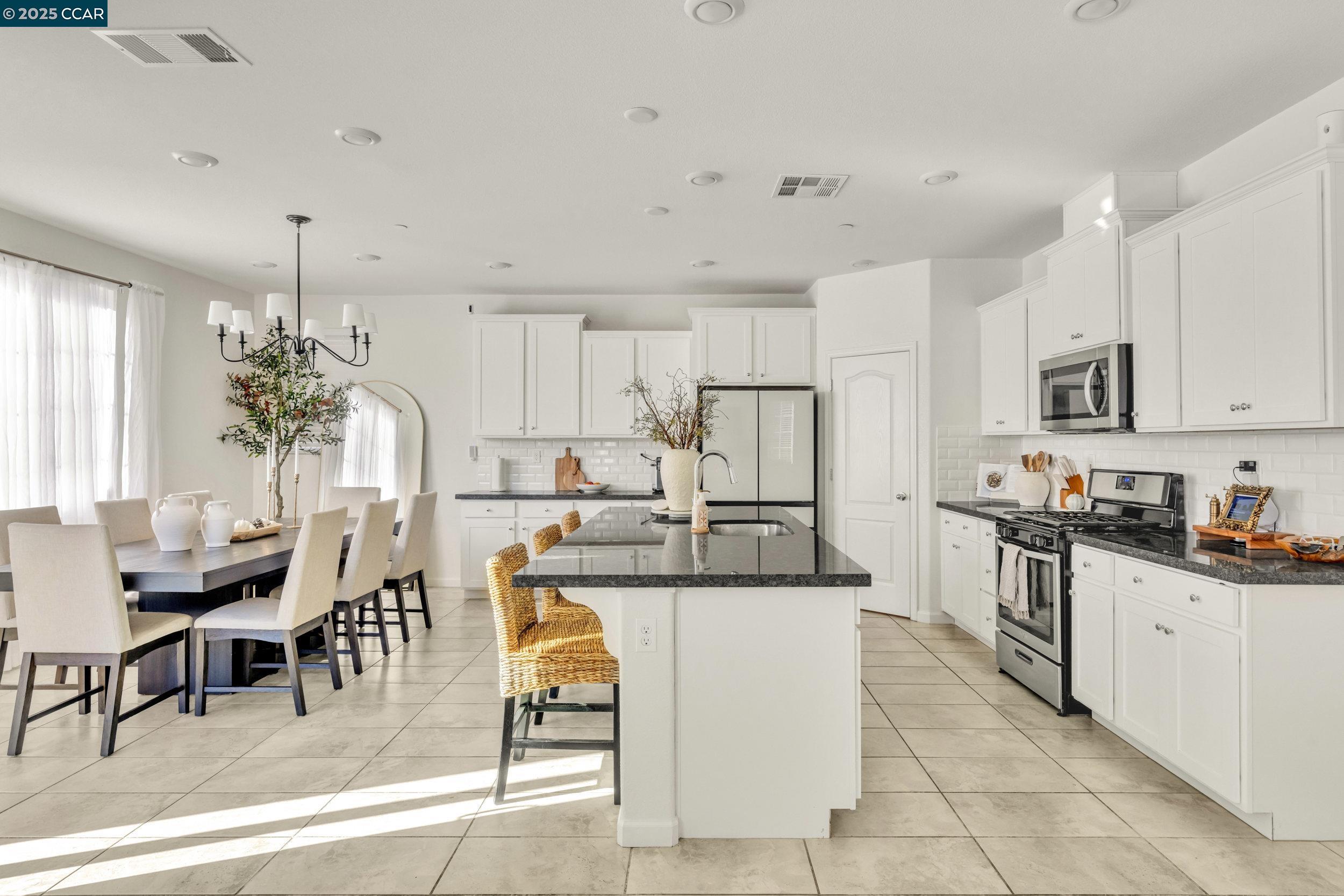 5487 Alvar Loop Antioch, CA 94531 - Photo 6 of 23