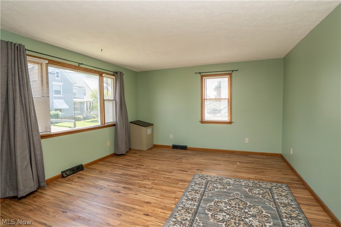 215 8th Street Southwest Massillon, OH 44647 - Photo 4 of 32