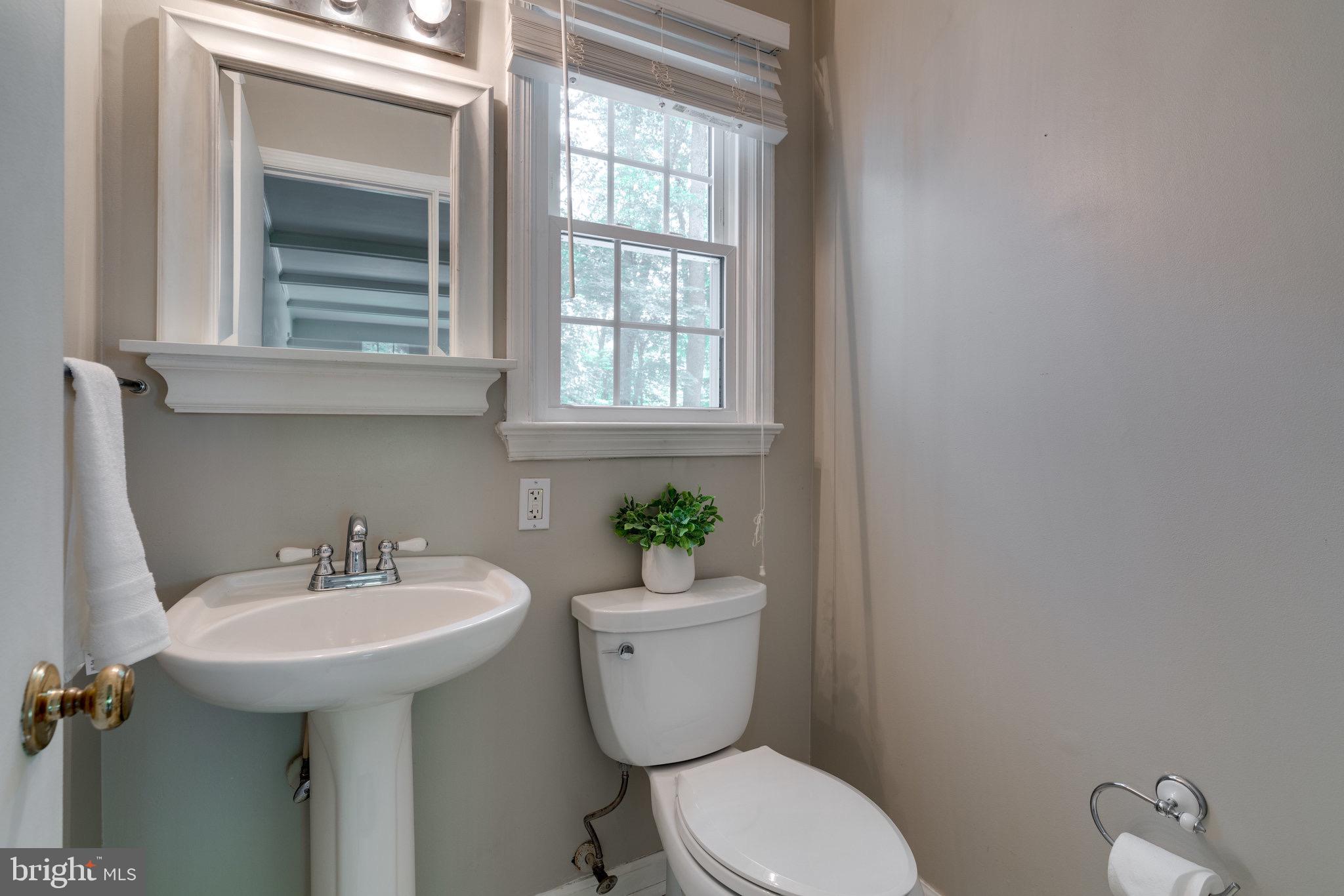 7811 Cliffside Court Springfield, VA 22153 - Photo 29 of 53 Main Level Half Bathroom