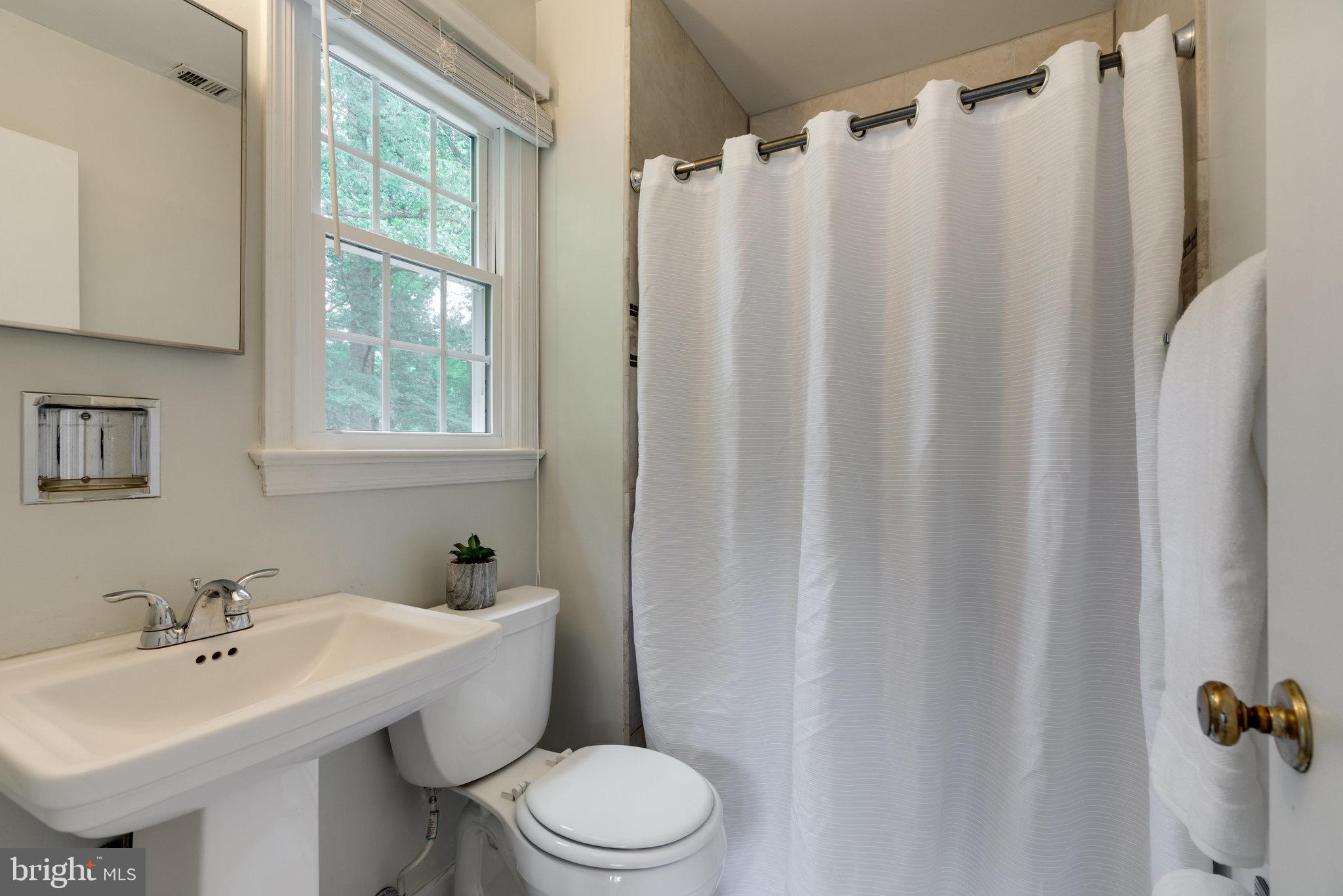 7811 Cliffside Court Springfield, VA 22153 - Photo 37 of 53 Owners Bathroom