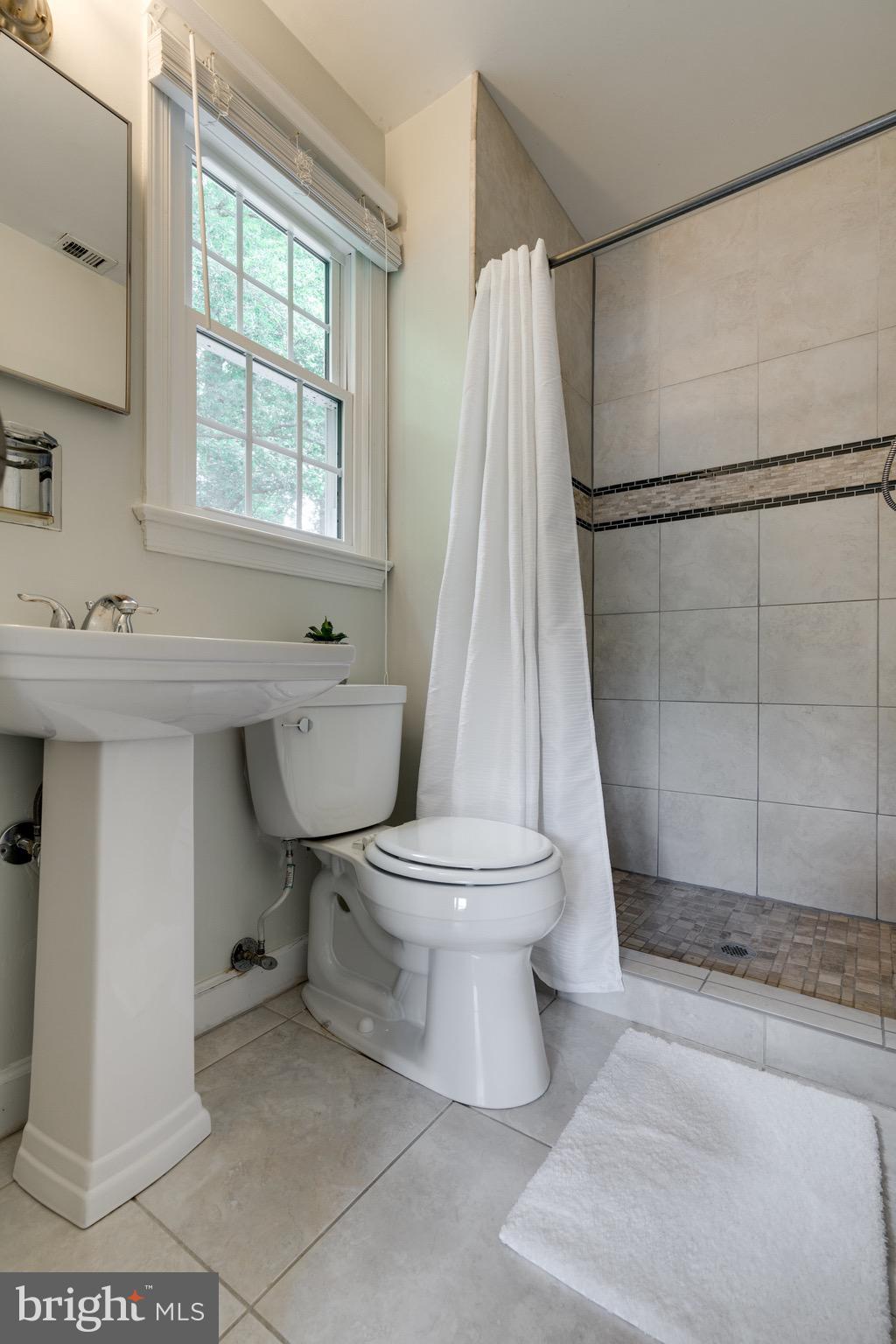 7811 Cliffside Court Springfield, VA 22153 - Photo 38 of 53 Owners Bathroom