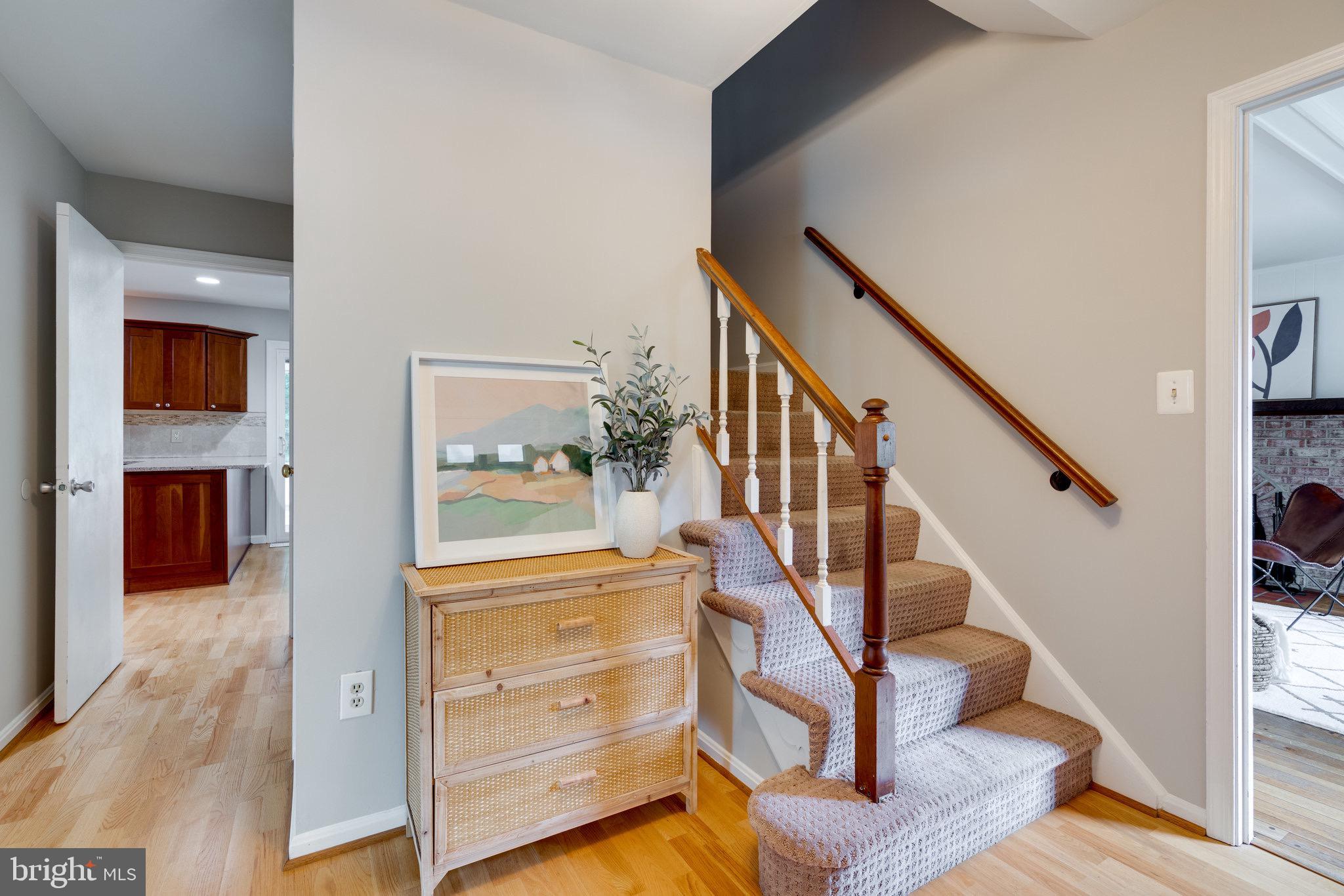 7811 Cliffside Court Springfield, VA 22153 - Photo 5 of 53 Large Open Foyer
