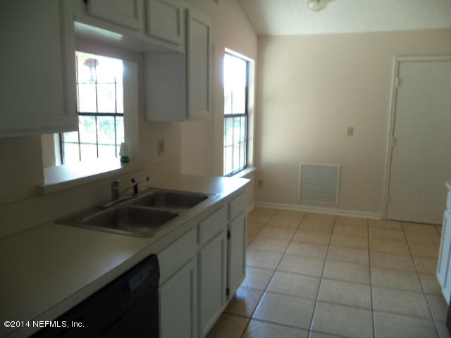 3853 Winter Berry Road Jacksonville, FL 32210 - Photo 4 of 10 DSC09042
