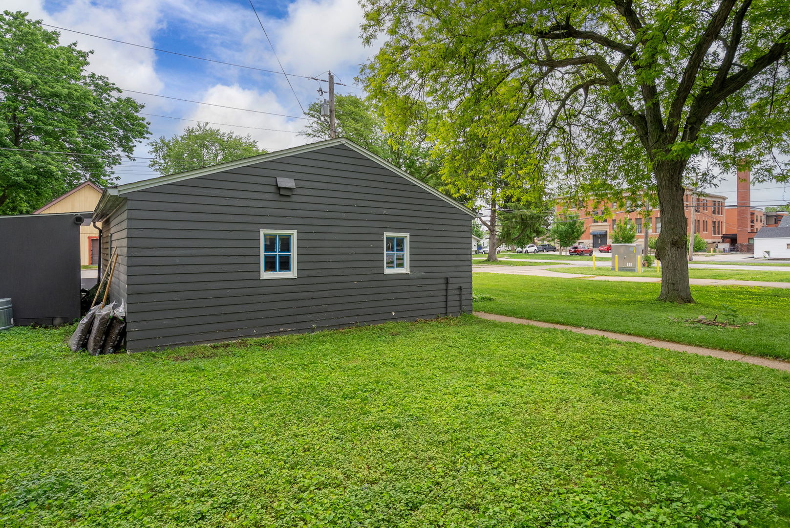 1435 26th Avenue Moline, IL 61265 - Photo 33 of 38 a view of a backyard with a small cabin