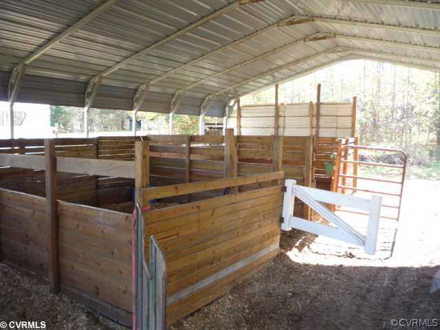 Stable/Barn - Run-ins for the horses which is cove