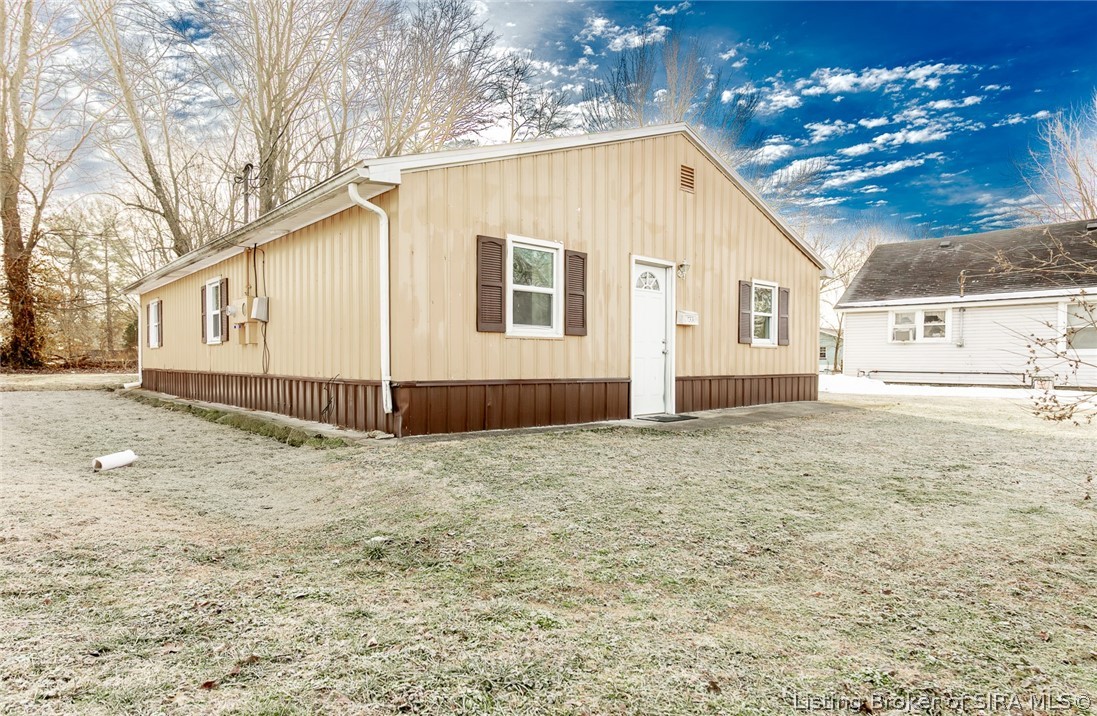 733 Mann Avenue Austin, IN 47102 - Photo 4 of 37