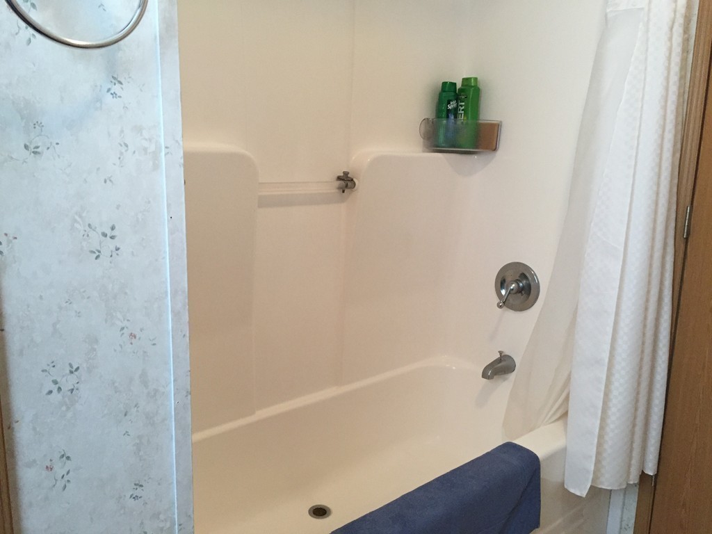 557-122 Southwest Cutoff Worcester, MA 01607 - Photo 9 of 12 a bathroom with a tub