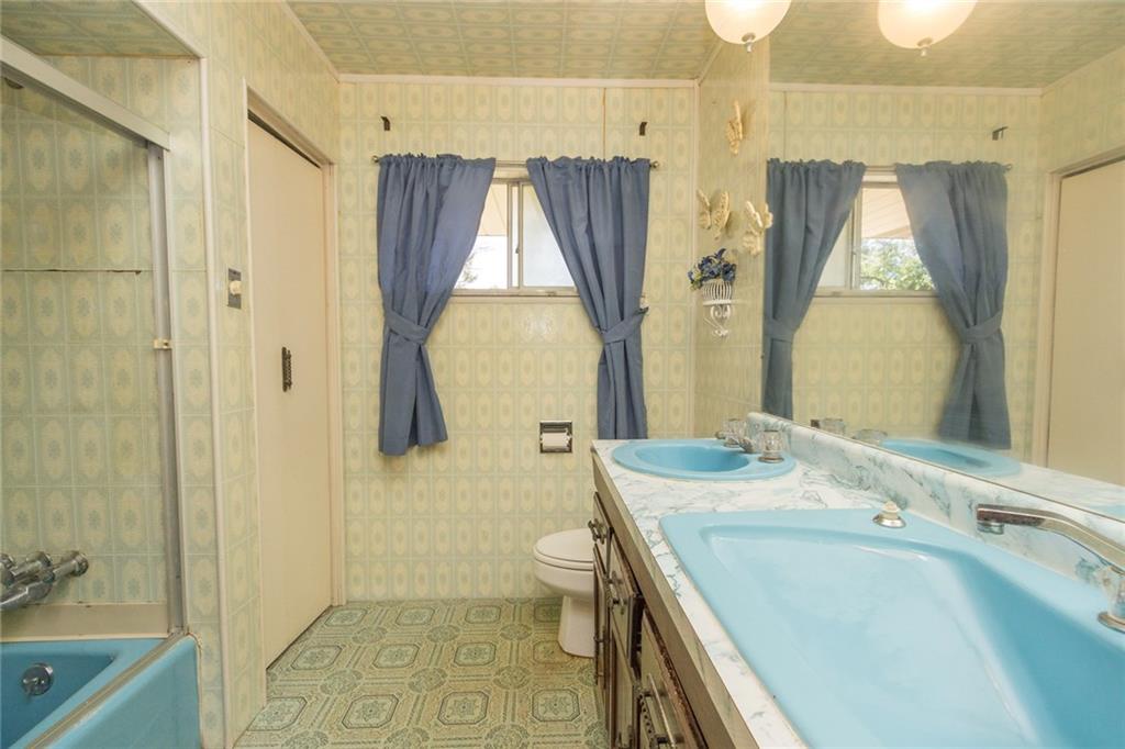 3150 Brodhead Road Aliquippa, PA 15001 - Photo 12 of 19 Main full bath on upper floor.
