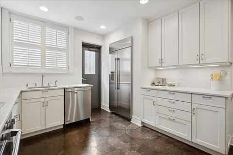 $399,900 | 3750 North Lake Shore Drive, Unit 10H, Chicago, IL 60613