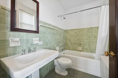 $399,900 | 3750 North Lake Shore Drive, Unit 10H, Chicago, IL 60613