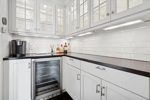 $399,900 | 3750 North Lake Shore Drive, Unit 10H, Chicago, IL 60613