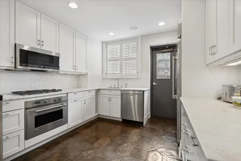 $399,900 | 3750 North Lake Shore Drive, Unit 10H, Chicago, IL 60613