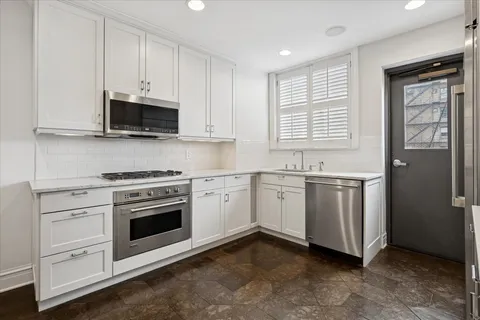 $399,900 | 3750 North Lake Shore Drive, Unit 10H, Chicago, IL 60613