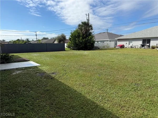 a front view of house with yard