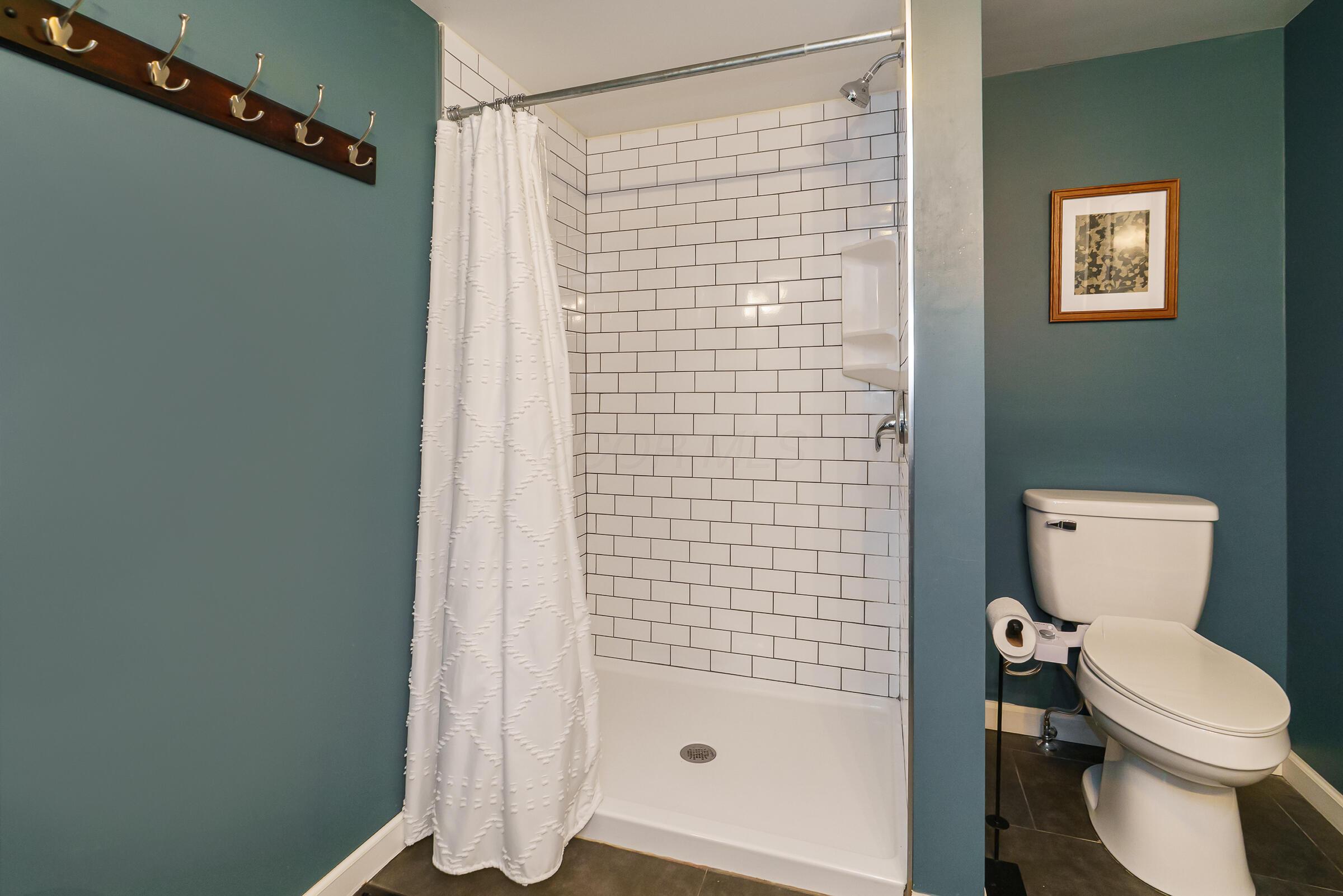 24 Brighton Road Columbus, OH 43202 - Photo 25 of 44 Primary bathroom