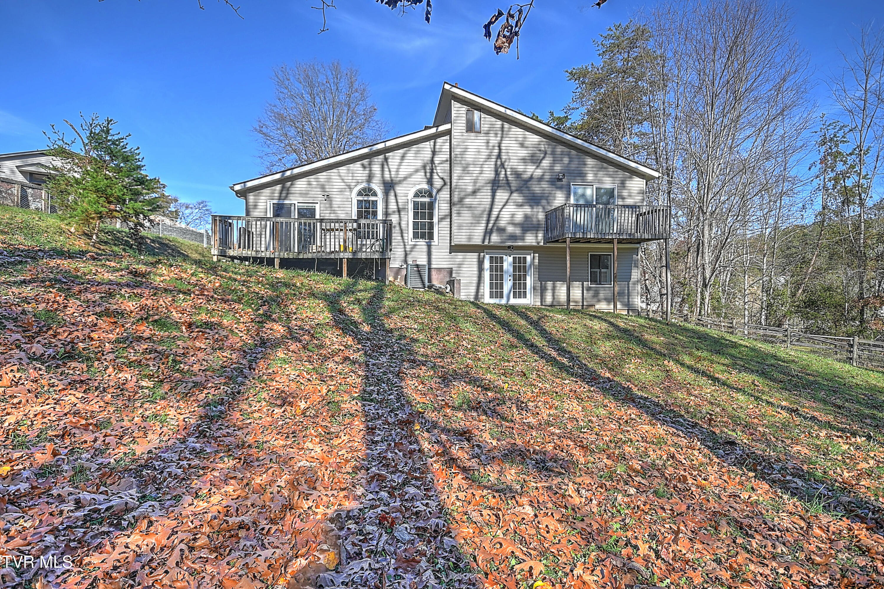 401 Crestfield Road Bristol, TN 37620 - Photo 4 of 30 401 Crestfield EE-33