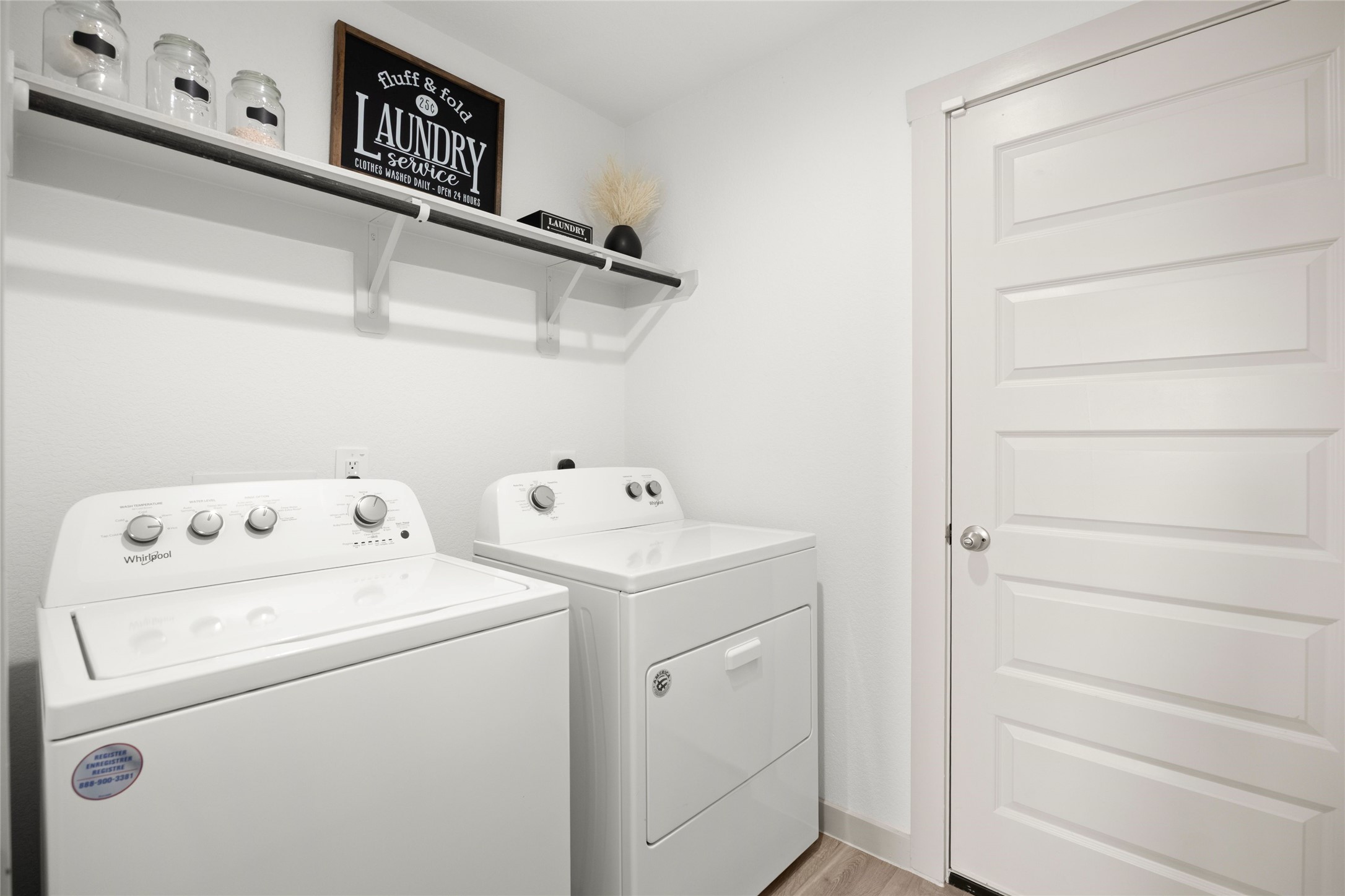 1134 Della Lane Rosharon, TX 77583 - Photo 14 of 31 Laundry room