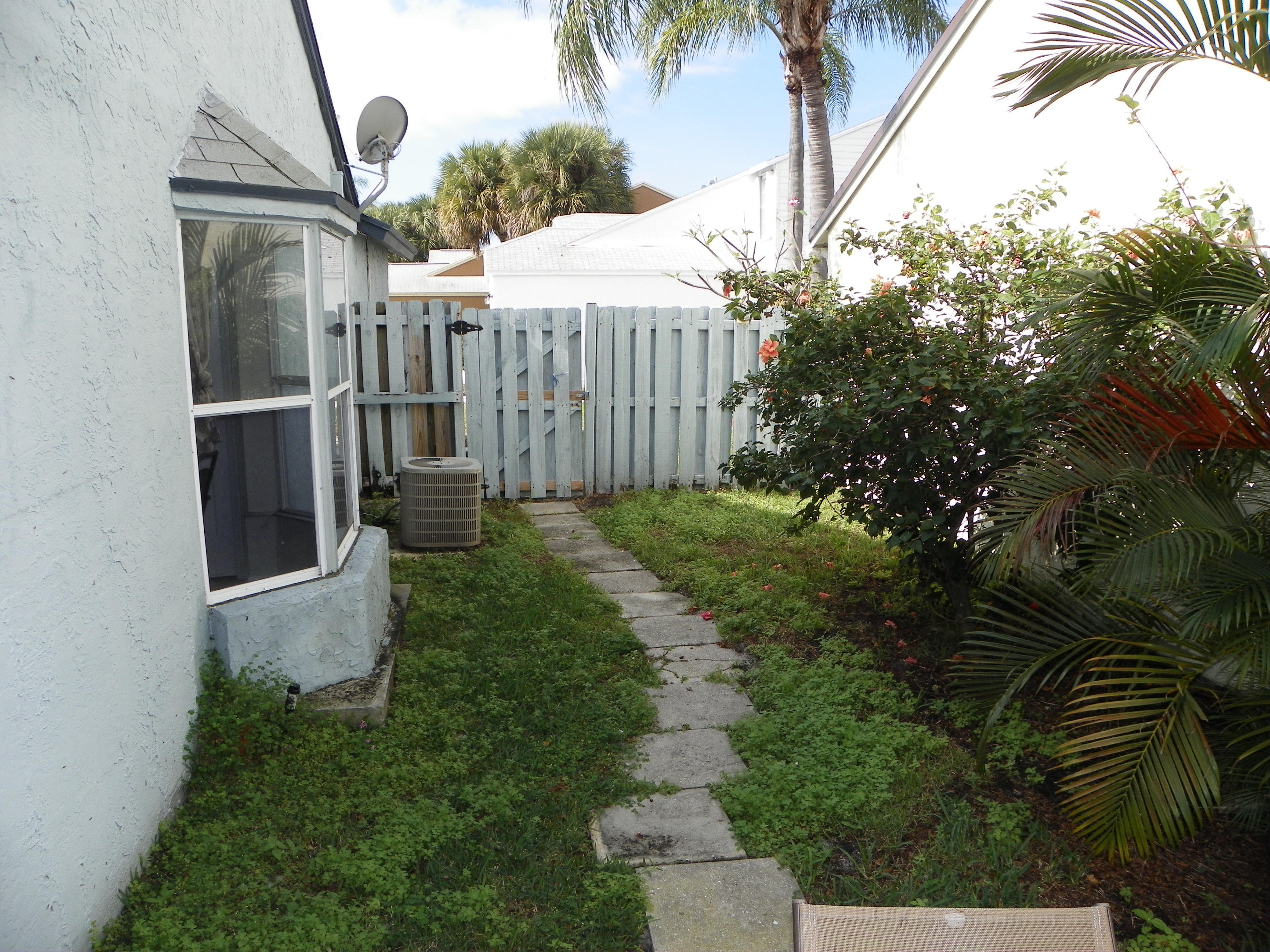 15 Ripley Way Boynton Beach, FL 33426 - Photo 12 of 14 SideYard
