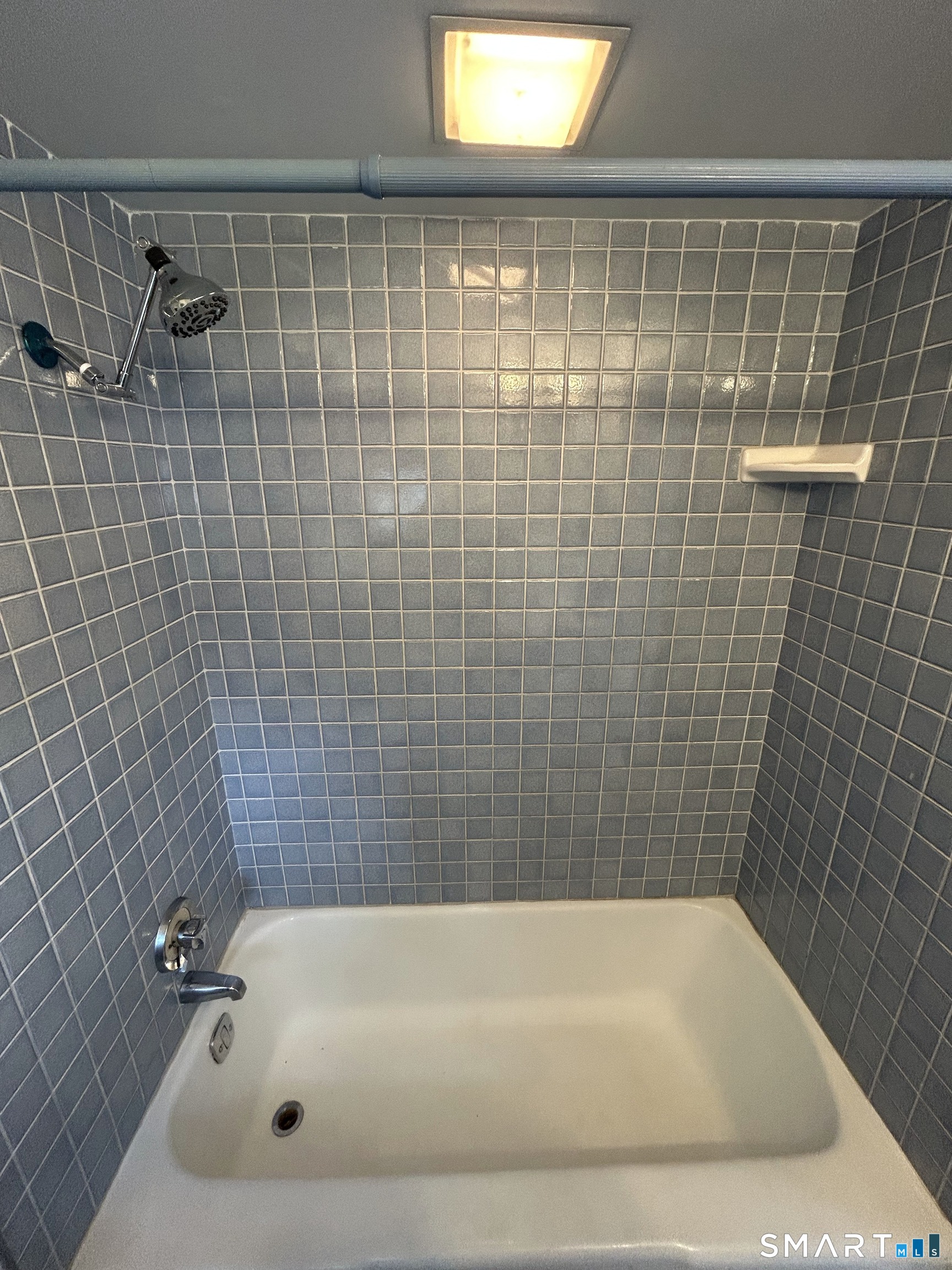 73 Peck Street, Unit 2 Norwich, CT 06360 - Photo 14 of 21 a bathroom with a bathtub