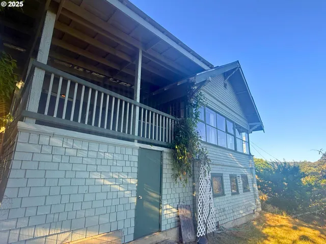 a view of living room kitchen