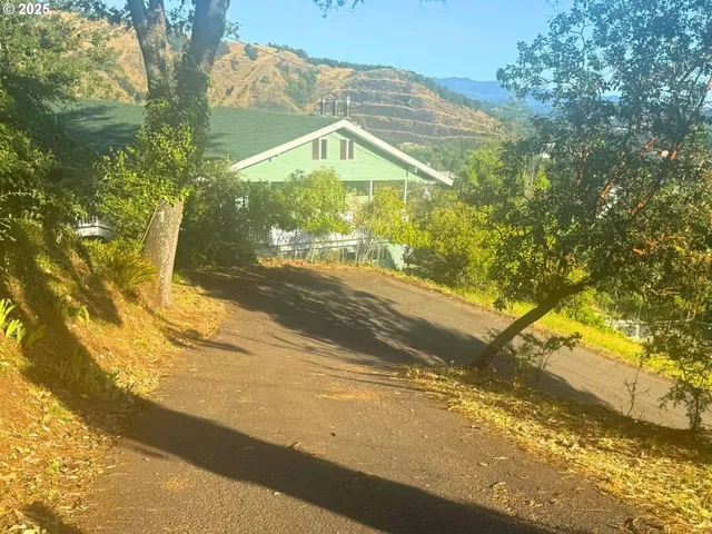 a view of a house with backyard and deck