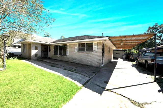 a view of a house with backyard and sitting area