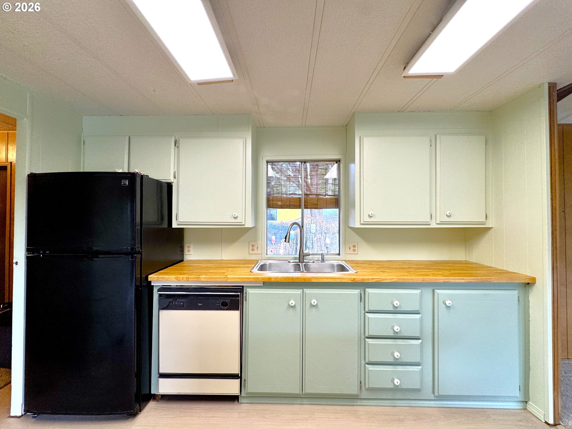 1029 Fifield Street Brookings, OR 97415 - Photo 16 of 44 Kitchen