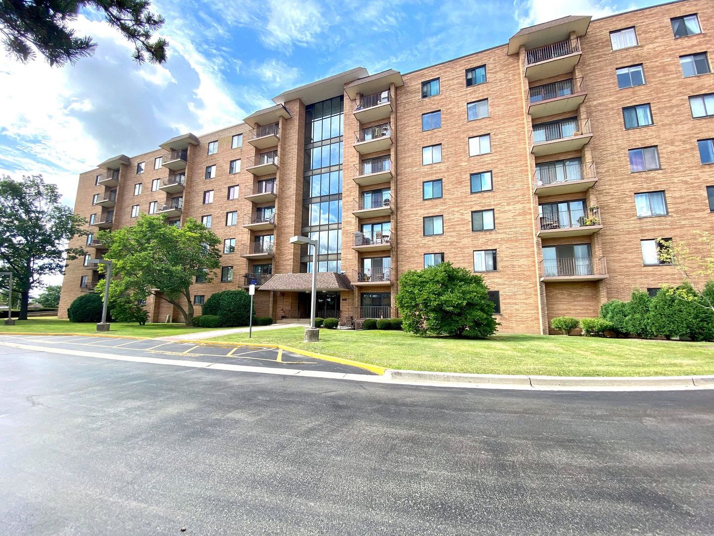 1717 West Crystal Lane, Unit 701 Mount Prospect, IL 60056 - Photo 1 of 34