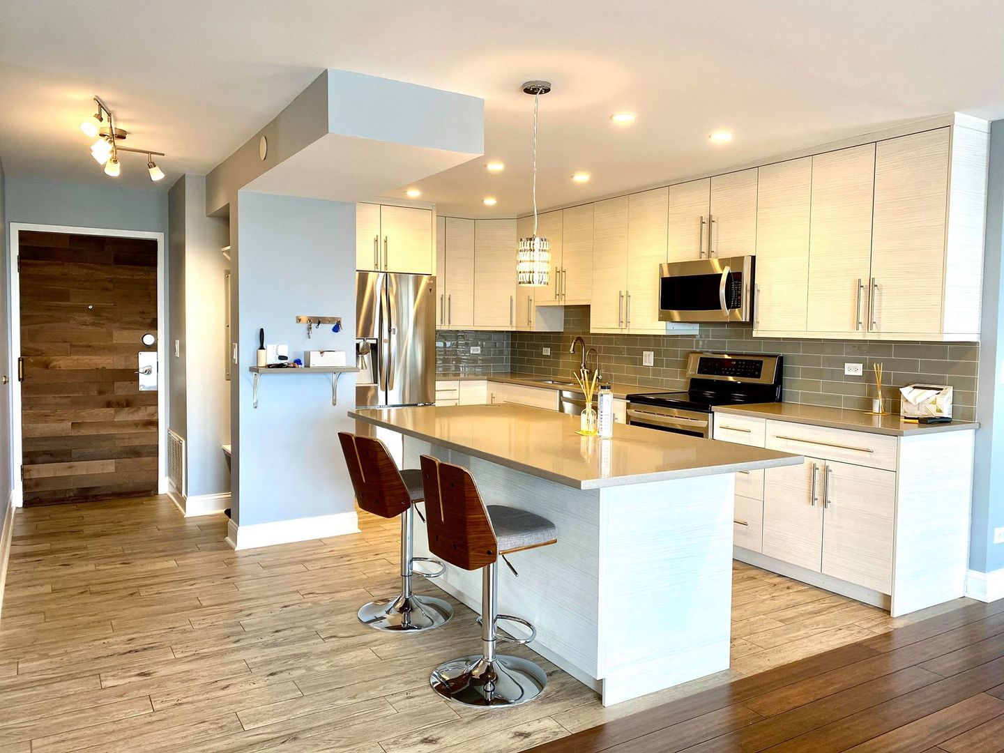 1717 West Crystal Lane, Unit 701 Mount Prospect, IL 60056 - Photo 5 of 34