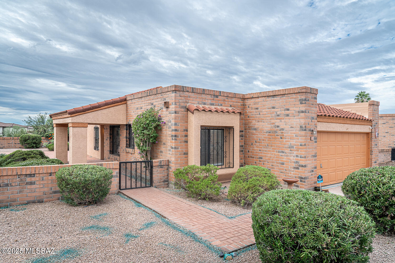 931 West Rio Guaymas Green Valley, AZ 85614 - Photo 4 of 39 a view of a house with a garden