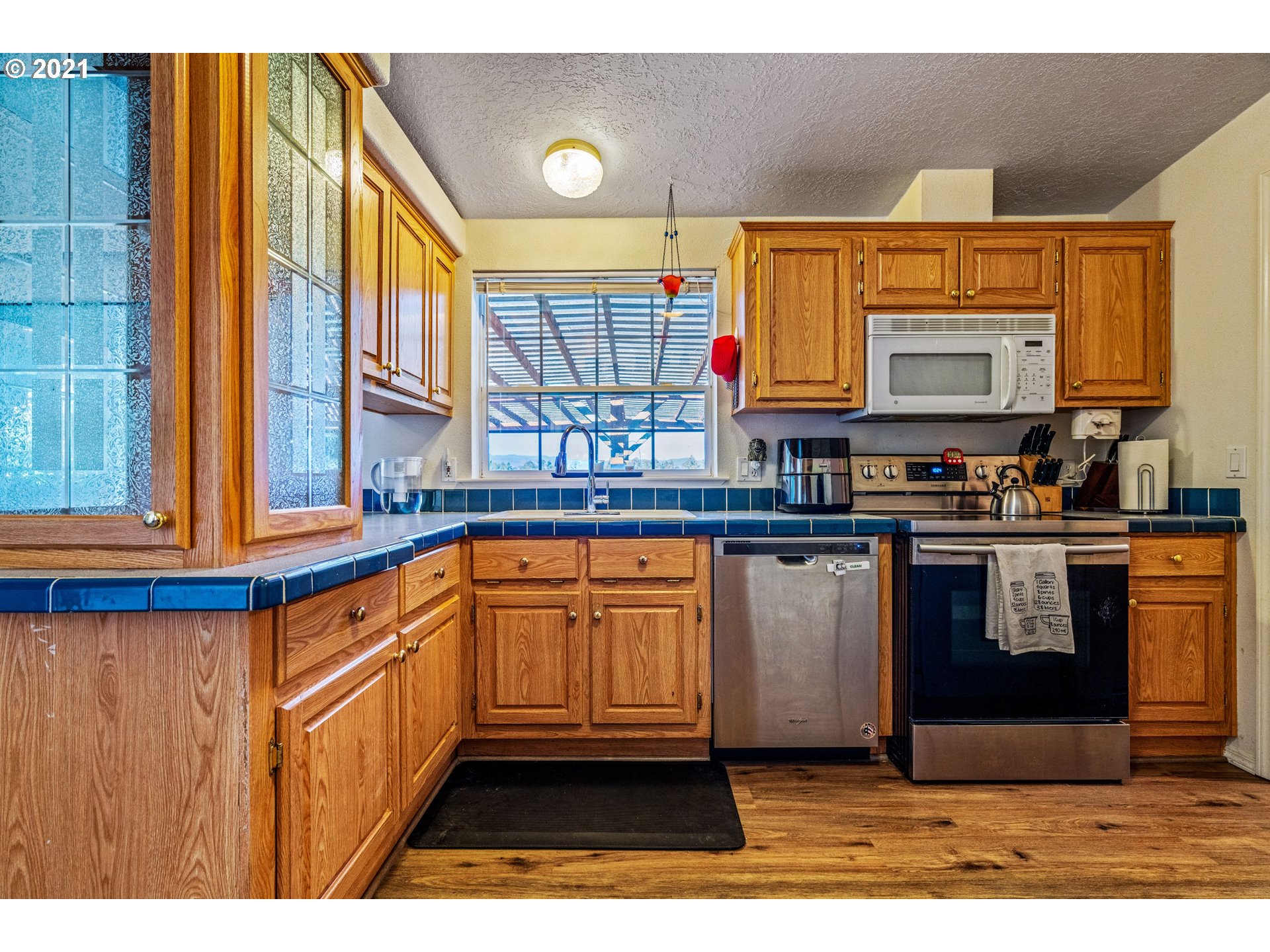 15010 Ferns Corner Road Dallas, OR 97338 - Photo 11 of 32 a kitchen with stainless steel appliances granite countertop a stove a sink and a microwave