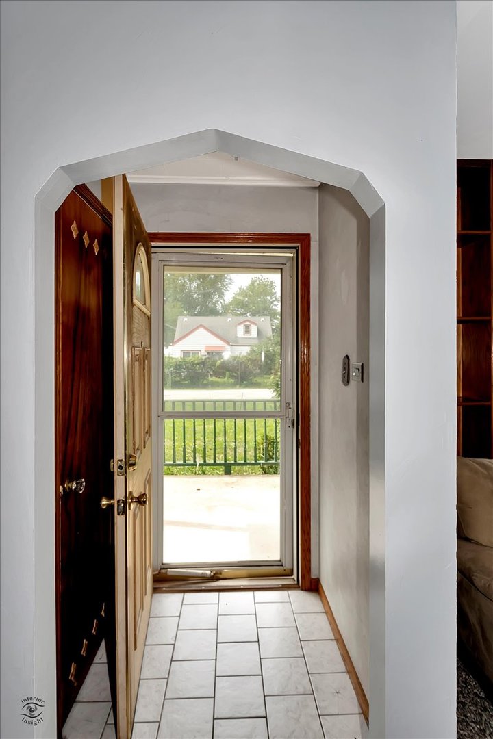 14301 Kilpatrick Avenue Midlothian, IL 60445 - Photo 2 of 22 a view of an entryway