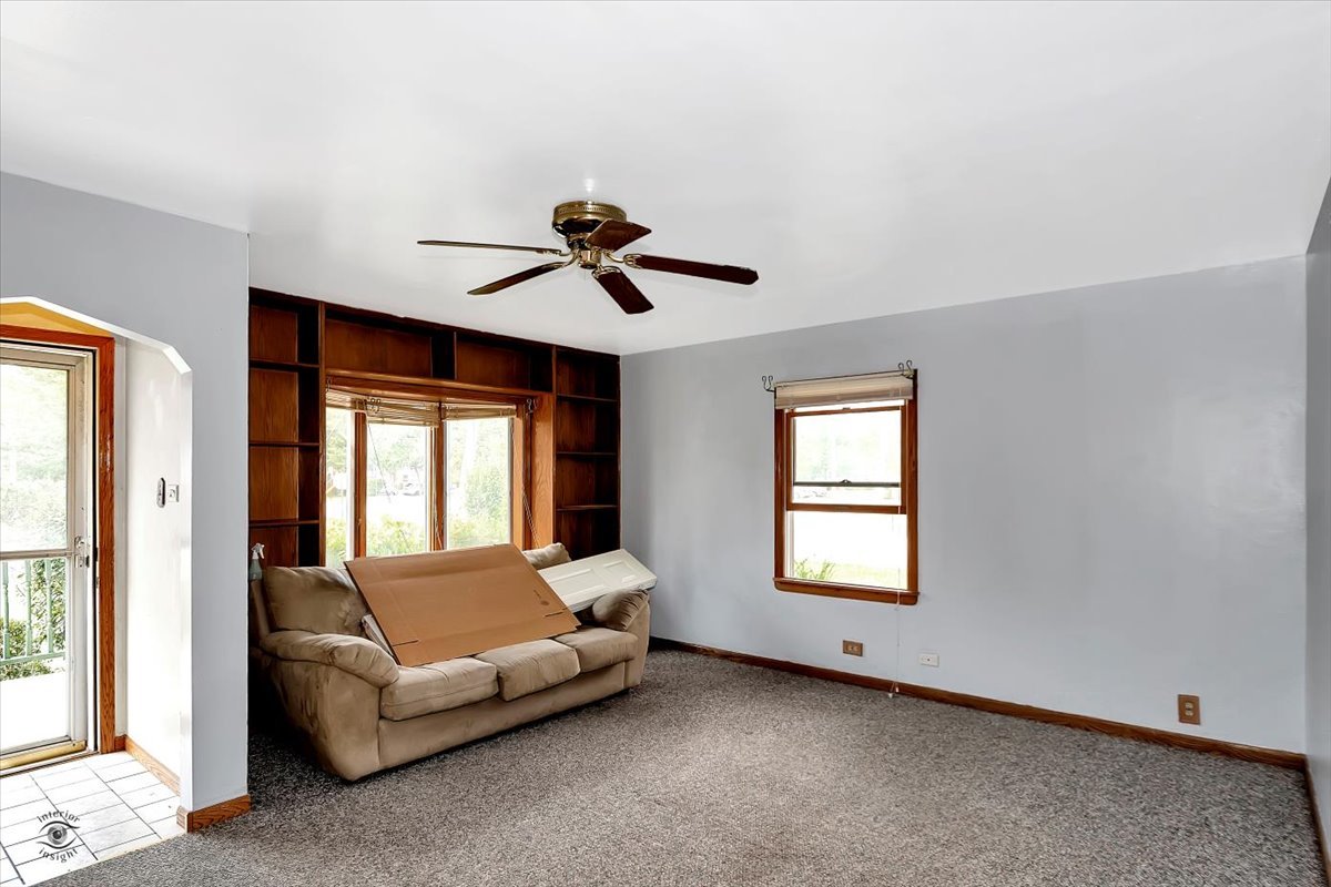 14301 Kilpatrick Avenue Midlothian, IL 60445 - Photo 7 of 22 a living room with furniture and windows