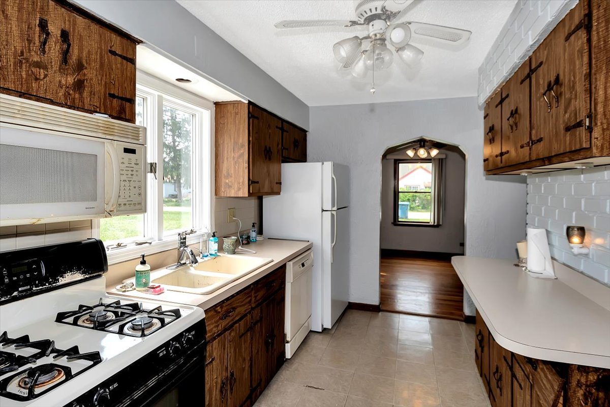 14301 Kilpatrick Avenue Midlothian, IL 60445 - Photo 8 of 22 a kitchen with a stove a sink and a refrigerator