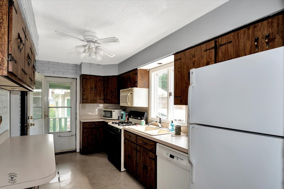 14301 Kilpatrick Avenue Midlothian, IL 60445 - Photo 10 of 22 a kitchen with stainless steel appliances a refrigerator sink and cabinets