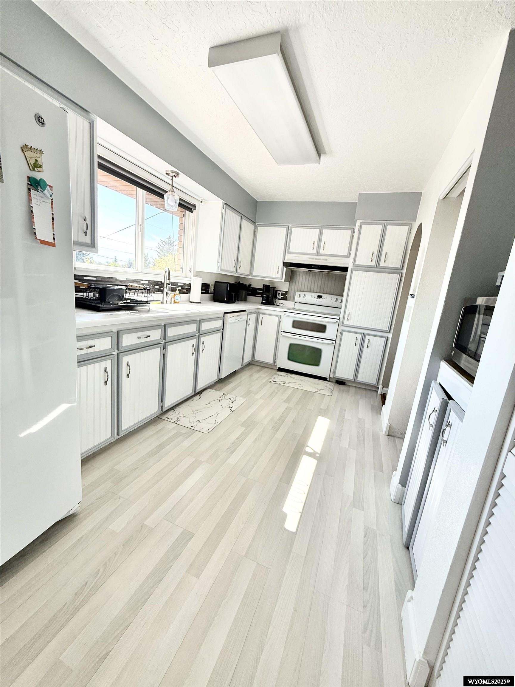 5402 Hilltop Avenue Cheyenne, WY 82009 - Photo 6 of 35