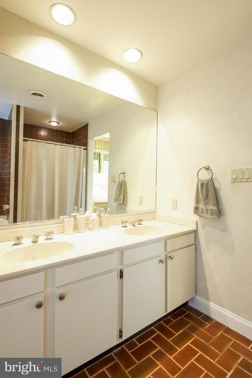 6414 Stoney Road Midland, VA 22728 - Photo 13 of 28 Bath (Master)