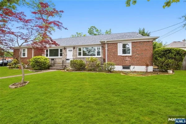 $4,000 | 112 East Ackerman Avenue, Unit B RIGHT SIDE, Emerson, NJ 07630