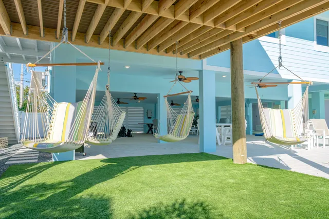 a view of a house with backyard