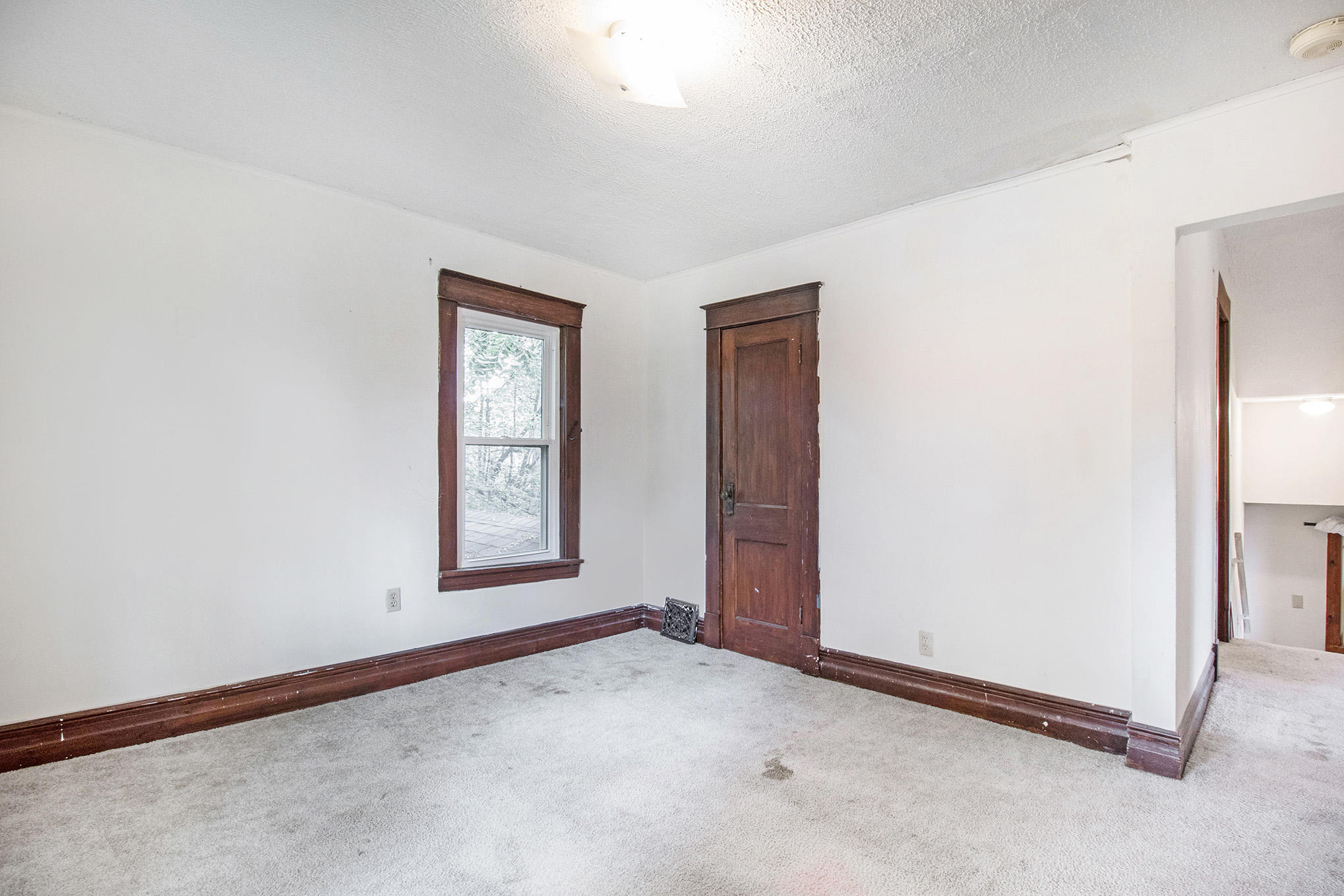 723 Staples Avenue Kalamazoo, MI 49007 - Photo 12 of 18 Back Upper BR