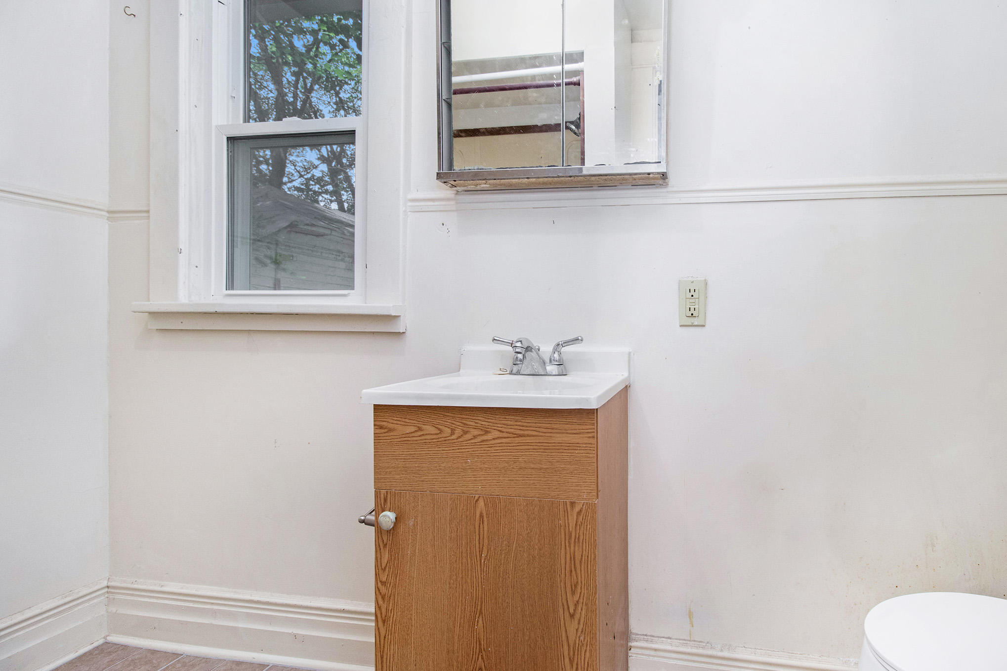 723 Staples Avenue Kalamazoo, MI 49007 - Photo 10 of 18 Lower Bath