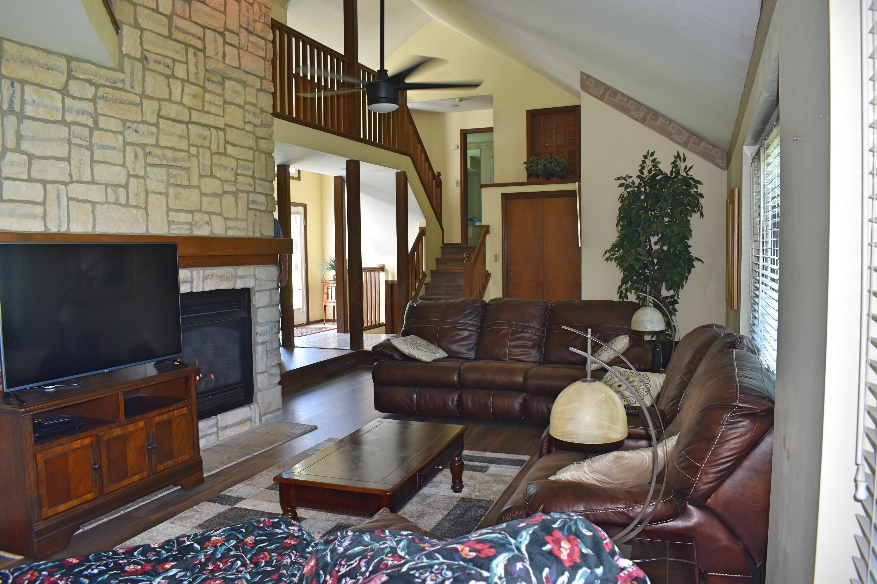 25 Busey Road Canal Winchester, OH 43110 - Photo 9 of 14 Living Room4
