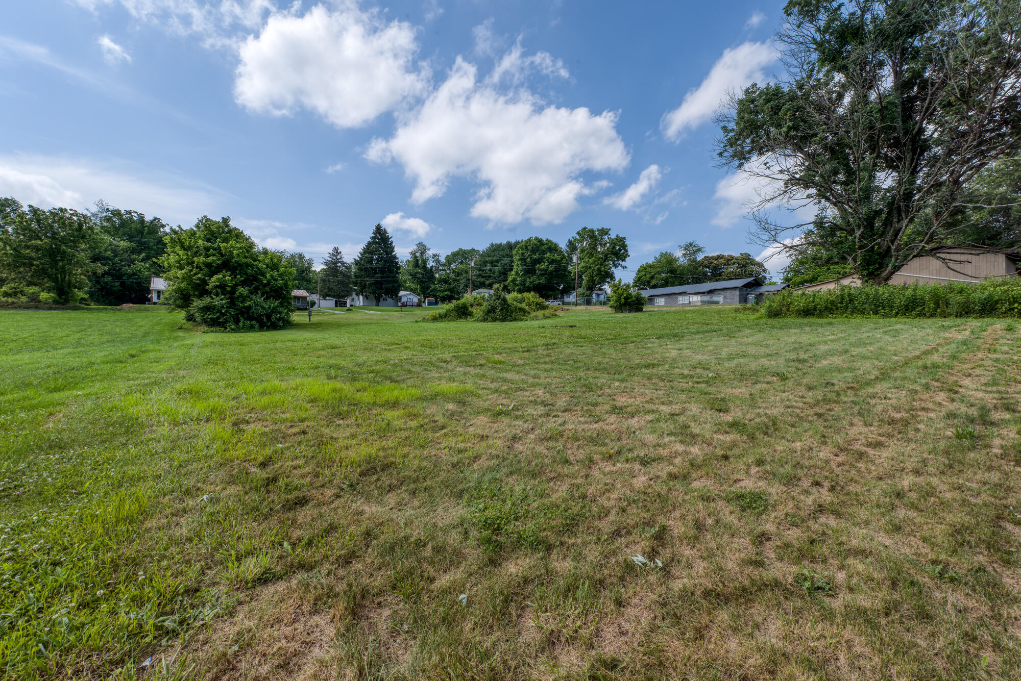 230 Valley Pike Road, Unit P 17 Bristol, TN 37620 - Photo 2 of 6 DSC_9042-NEF_DxO_DeepPRIME_6