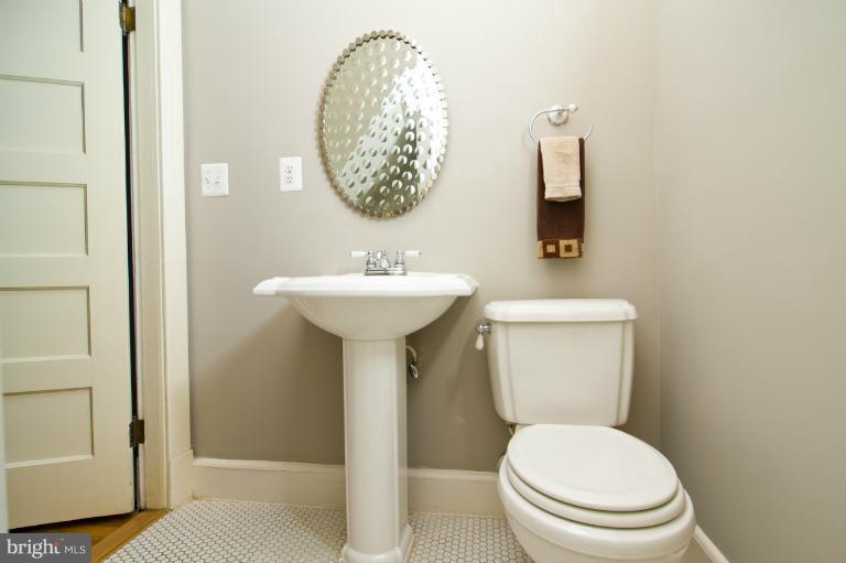4711 Piney Branch Road Northwest Washington, DC 20011 - Photo 3 of 30 Bath