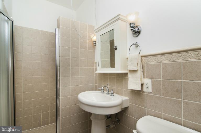 4711 Piney Branch Road Northwest Washington, DC 20011 - Photo 10 of 30 Bath #1 (MBA)