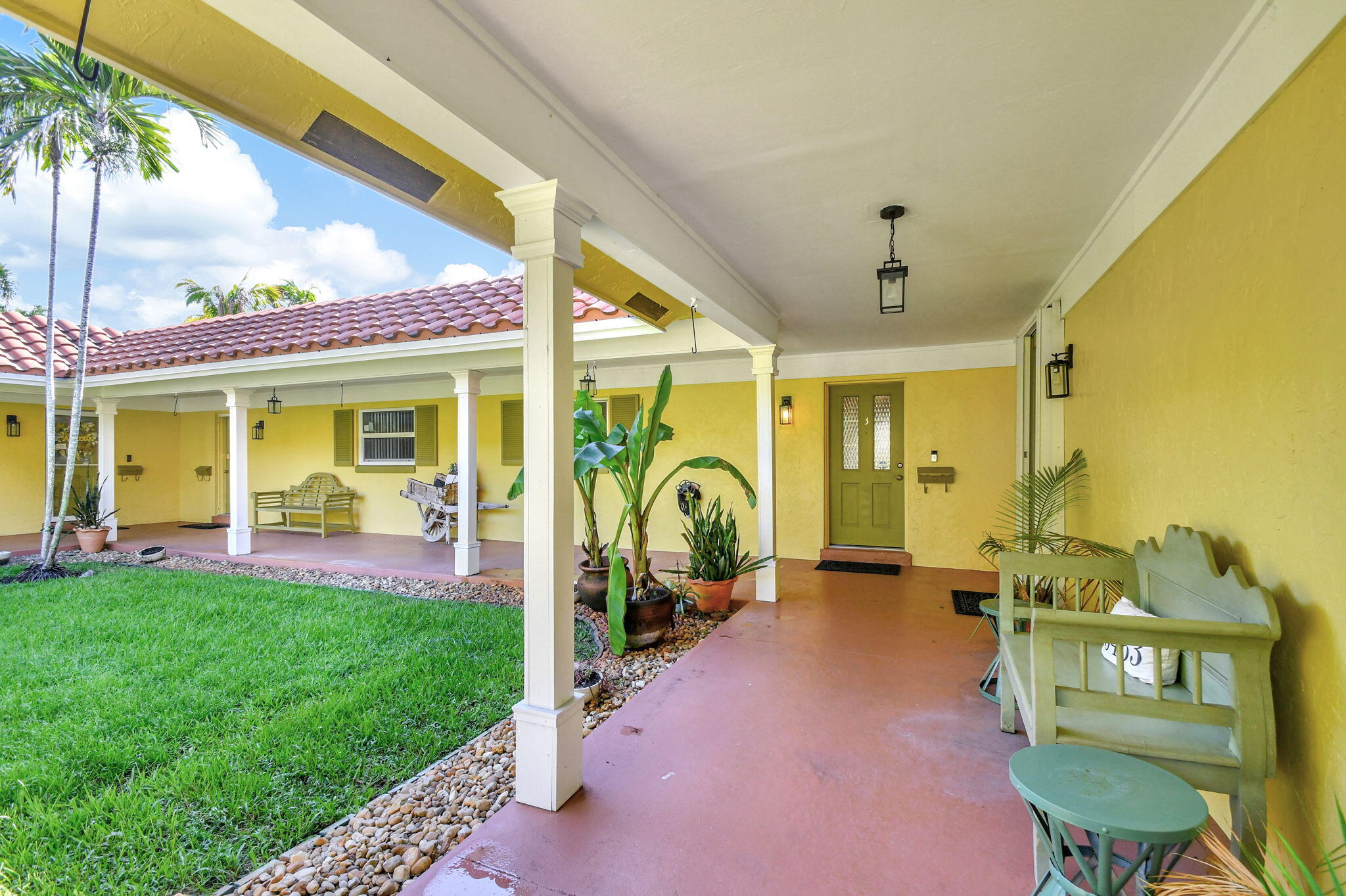 318 Southeast 7th Avenue, Unit 3 Delray Beach, FL 33483 - Photo 4 of 44 a front view of a house with garden